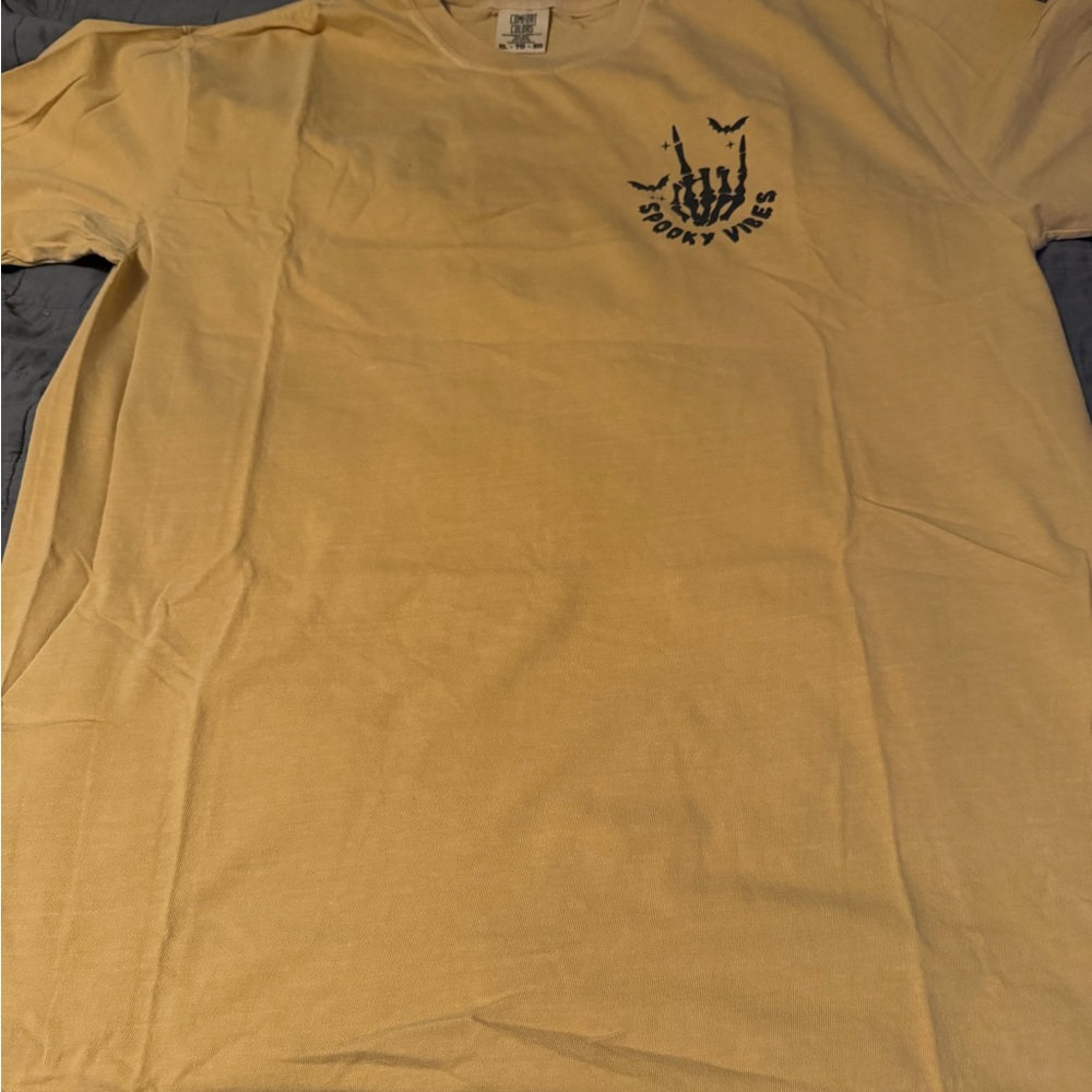 EUC Women’s oversized mustard colored T-Shirt